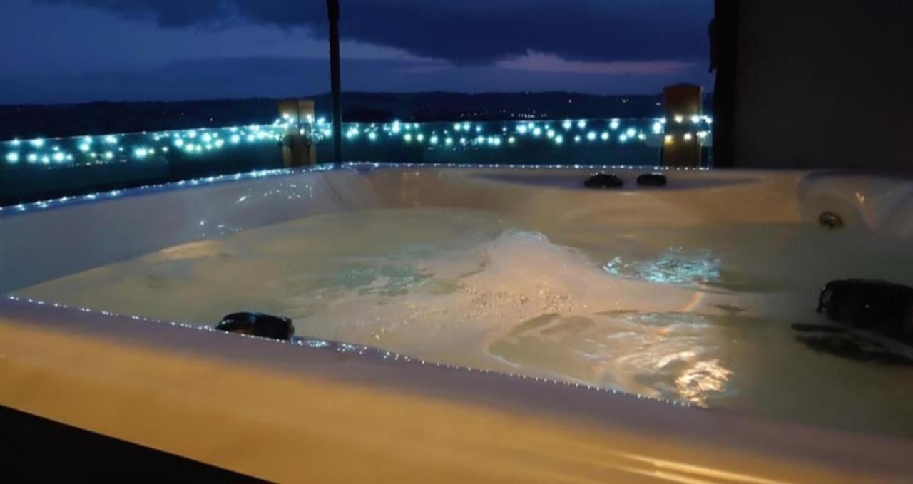 Luxury Family Beechwood Lodge With Hot Tub Lochwinnoch Dış mekan fotoğraf
